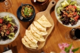 Come si crea un autentico piatto di mezze greche?