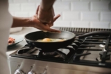 Quali sono i consigli per cucinare con le padelle in ghisa?