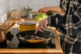 Quali sono i suggerimenti chiave per friggere gli alimenti in modo sicuro?