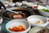 La cucina coreana diventa semplice: barbecue, kimchi e bibimbap