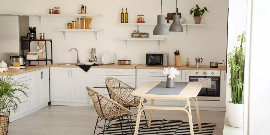 Quali sono gli elementi essenziali che ogni cucina organizzata dovrebbe avere?