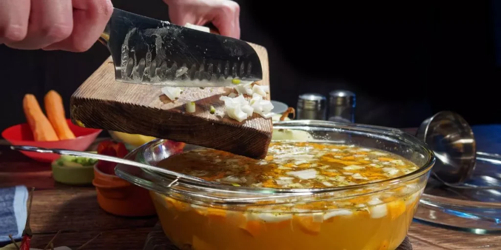 Come preparare deliziose zuppe utilizzando ingredienti di stagione