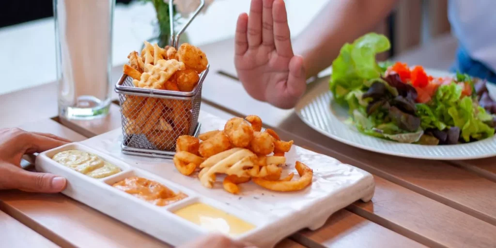 Quali sono alcuni suggerimenti per ruotare le scorte alimentari per evitare sprechi?