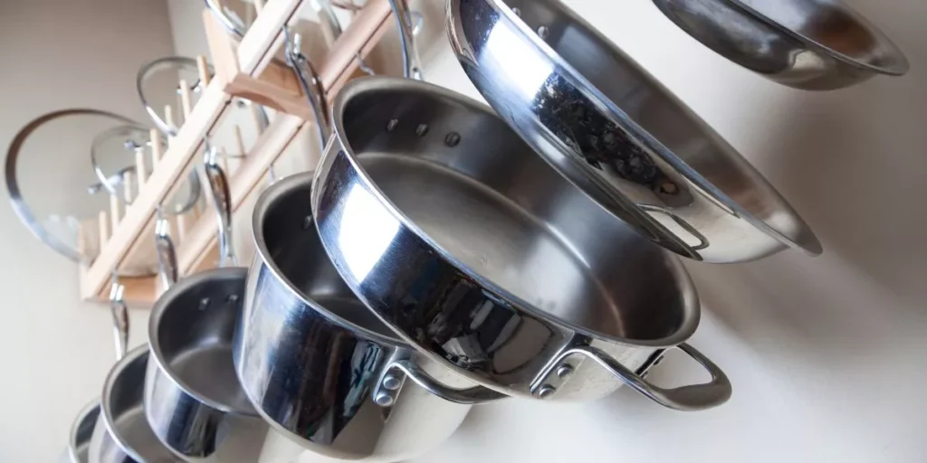 Come conservare pentole e padelle senza disordine?