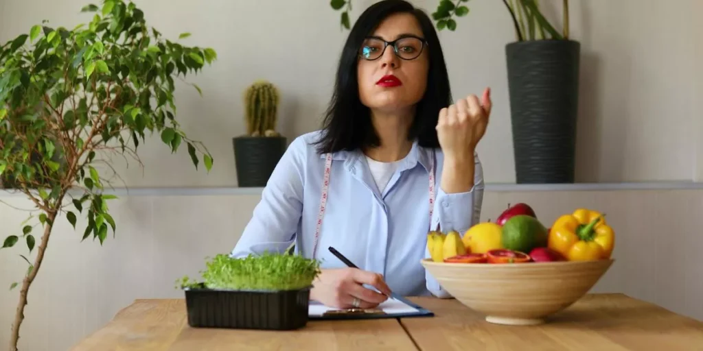 Come possono i vegetariani e i vegani pianificare opzioni di preparazione dei pasti equilibrate e deliziose?