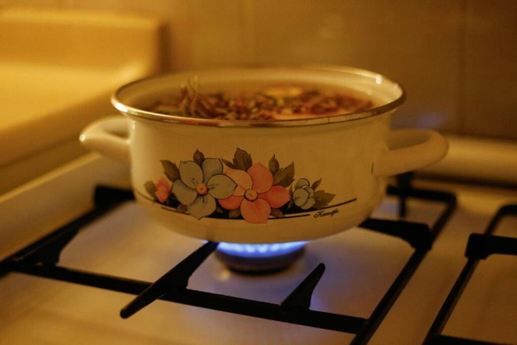 Preparare injera e stufati speziati a casa