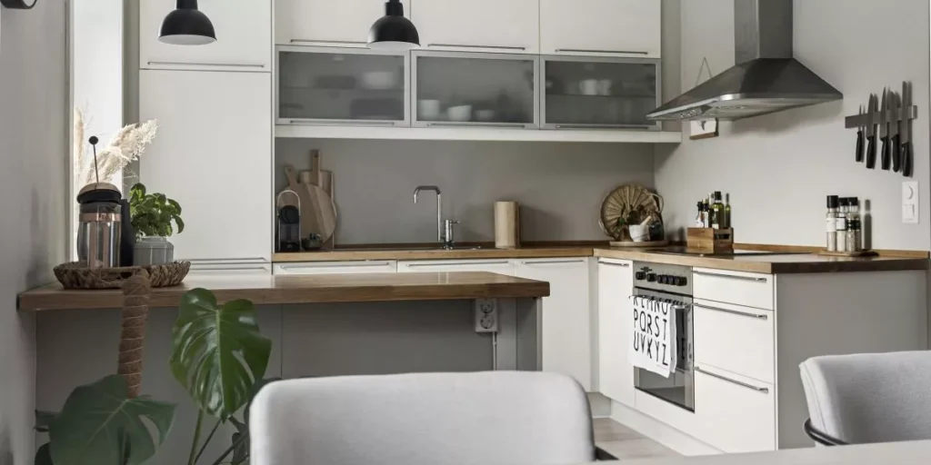 Quali sono gli elementi essenziali di una cucina elegante e alla moda?
