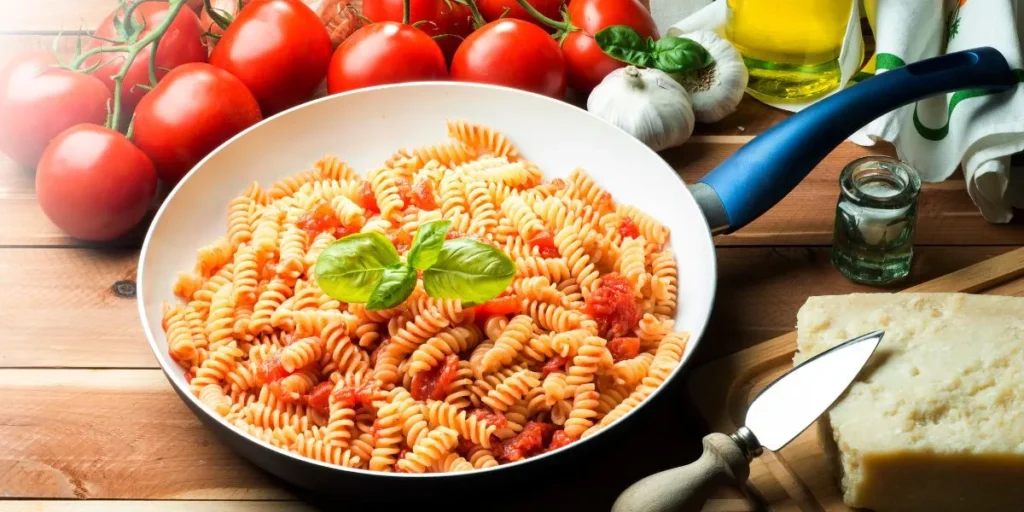 Pasta e sughi resi semplici