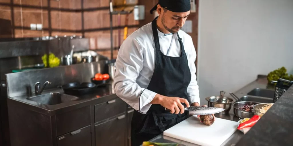 Qual è il modo migliore per perfezionare le tue abilità con i coltelli?