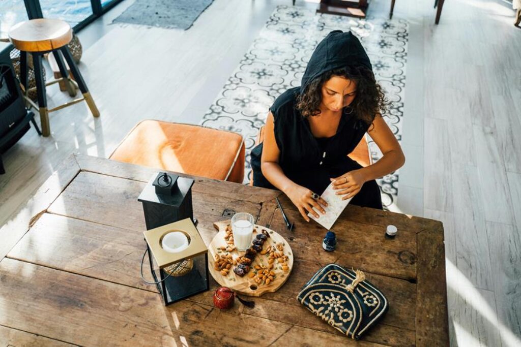 Quali sono gli snack più salutari da includere nella routine settimanale di preparazione dei pasti?